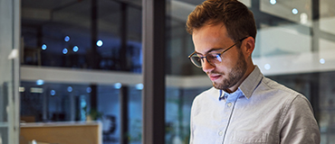 kl-icaew-analyst-370x160 Man looking down